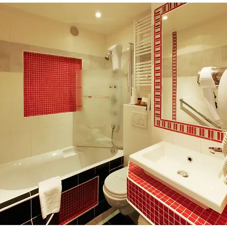 Poussin Hotel 3*