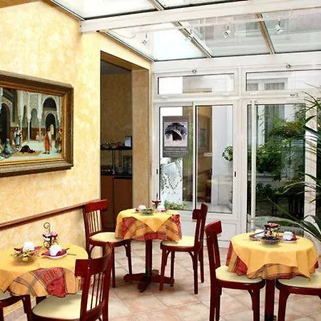 Hotel Poussin 3*