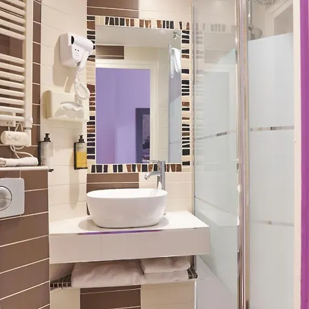 Hotel Poussin Paris