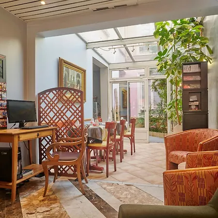 Hotel Poussin Paris