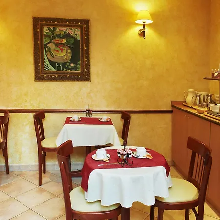 Poussin Hotel