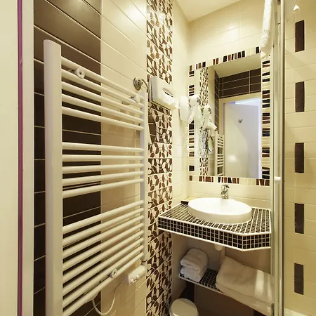 Poussin Otel 3*